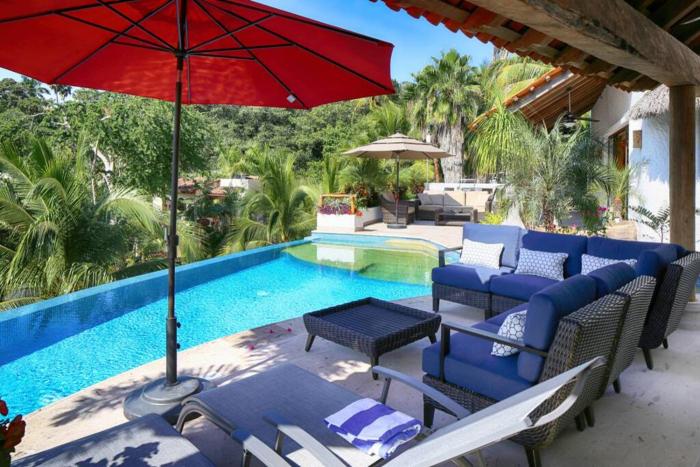 Villa Kiwi. Huge Pool, Steps To Town n Beach. 6 plus BRM 7.5 BTH 3 KCN