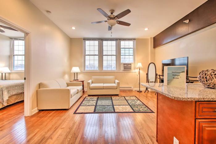 Cozy Couples Getaway Less Than 2 Mi to Lake Michigan!