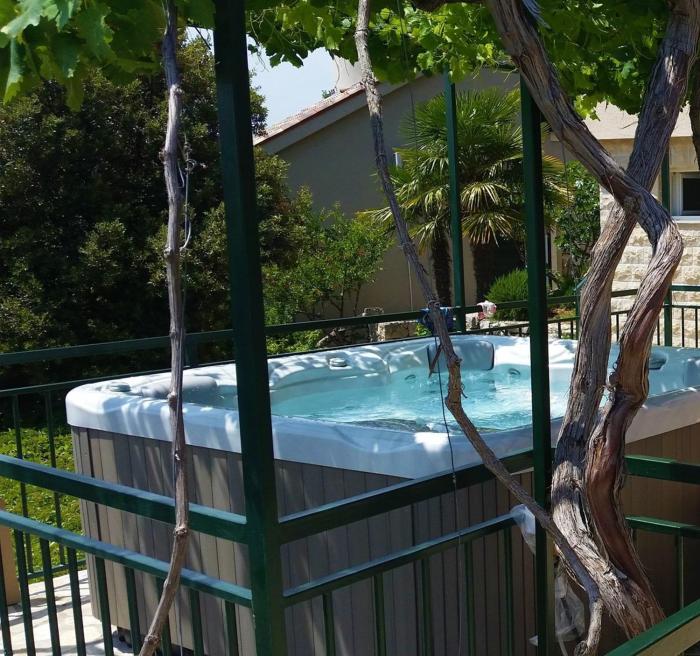 Holiday house Tender near Trogir, jacuzzi