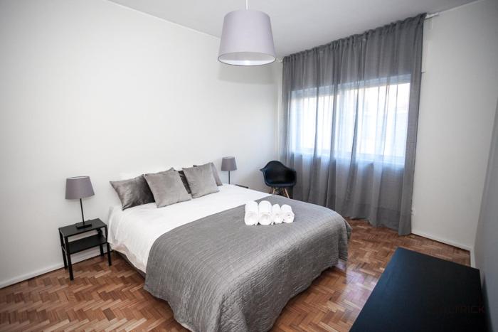 Downtown 3 Bedroom with Balcony - Quiet Street - Family Friendly - Groups