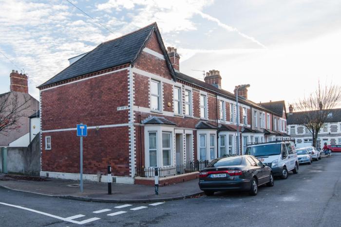 Elegant 2 Bedroom Apartment Near Stadium & Centre!