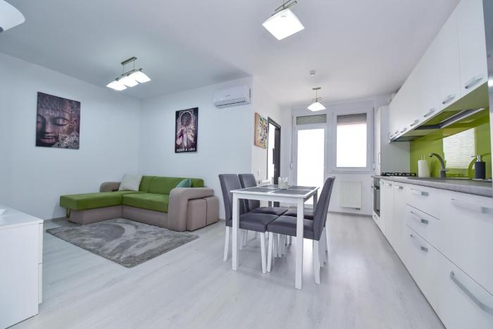 Stylish Stay - Executive - private parking and central location