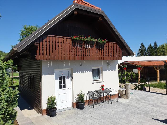 Charming tiny house "Pr Basc" in Ljubljana with cozy terrace and barbecue area