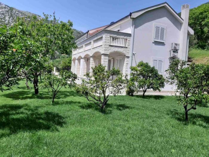 Queen Teuta - Sea View - Private Parking & Garden - BBQ Grill