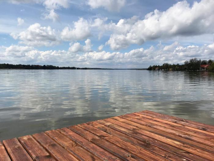 Domek nad samym brzegiem jeziora z prywatną "4-You"