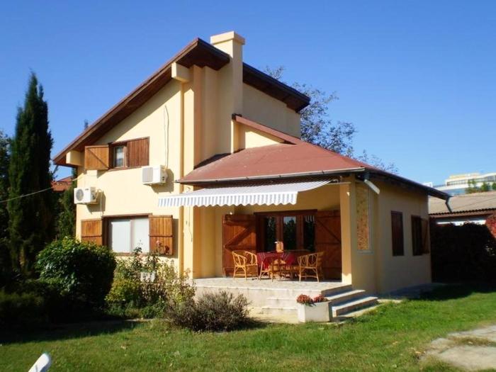 4 bedrooms house at Varna 450 m away from the beach with enclosed garden and wifi