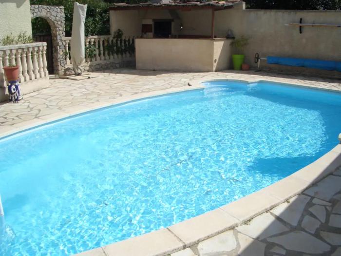 Villa avec jardin à Poussan avec piscine privée ouverte toute lannée