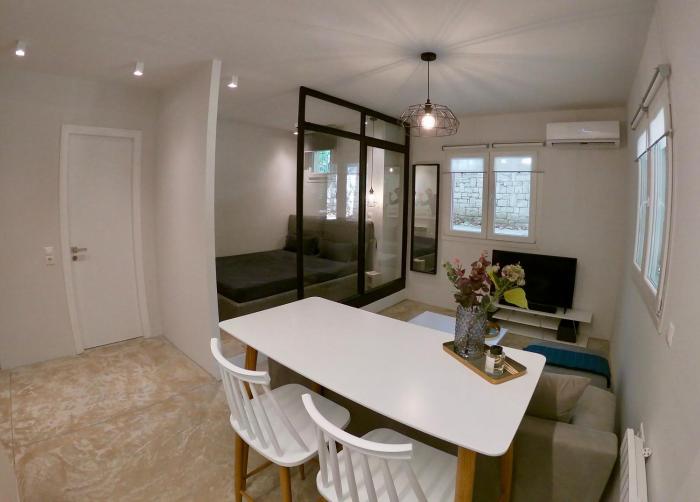 Renovated apartment in Kifissia Center near Metro G25