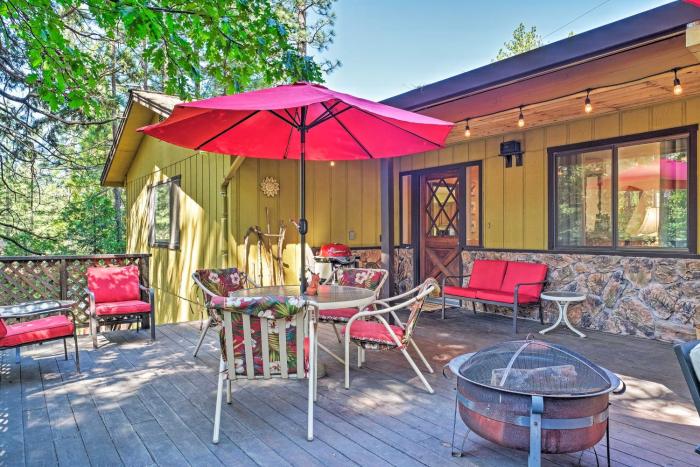 Home w Serene Deck in Twain Harte!
