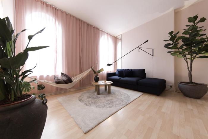 Shoreditch Loft w 100inch Cinema, Premium Mattress & Hammock, by the Design Traveller