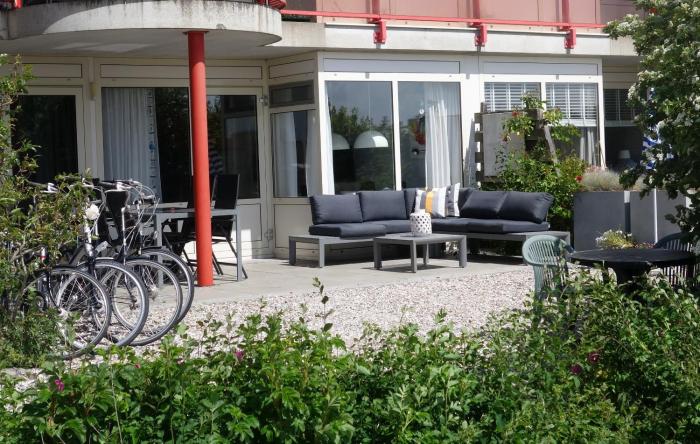 Duinzicht, ruim appartement met terras op de begane grond nabij strand