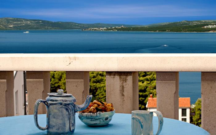 Beautiful apartment for two persons with sea view in Trogir near the beach