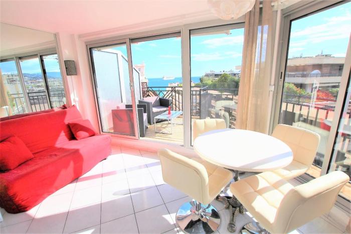 Nice apartment last floor with terrace and clear view on the sea
