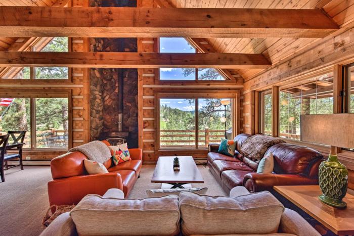 Quiet Guffey Getaway w Private Deck, Pond & Canoe