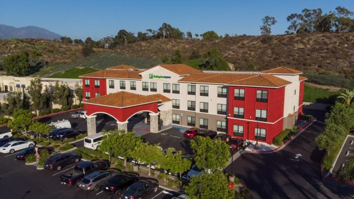 Holiday Inn Express & Suites - Lake Forest by IHG