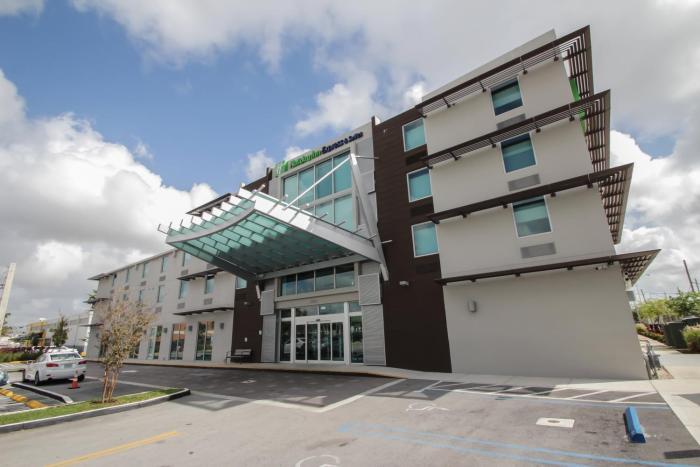 Holiday Inn Express & Suites Miami Airport East by IHG