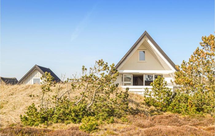Cozy Home In Hvide Sande