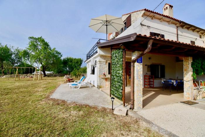 Beautiful Istrian house with big backyard