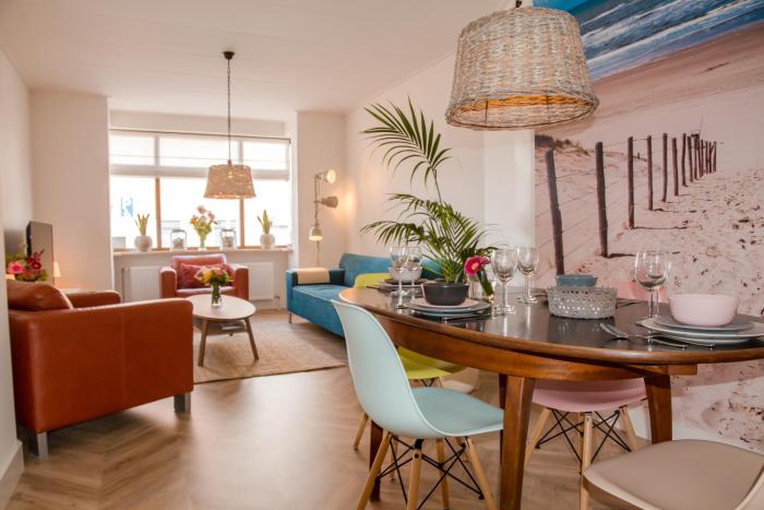 Beachhouse Anna, 1 minute walk to the beach and centre of Katwijk, Free private parking next to the house !
