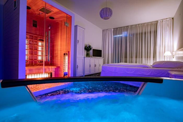 Beach Family Premium SPA Suite Private Jacuzzi, Sauna & Sea View