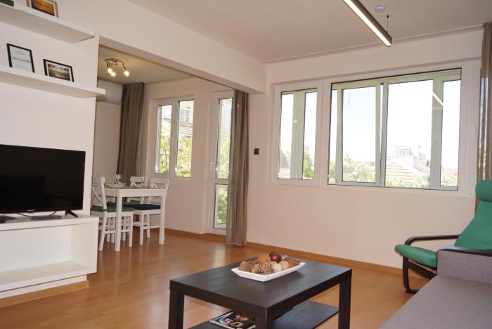 Spacious 2BDR - FREE Parking - Walk Everywhere - 300 Mbps WiFi