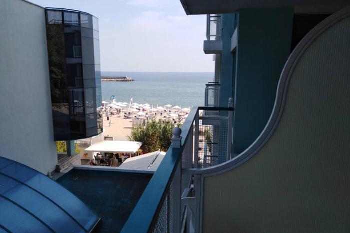 Studio Berlin golden beach