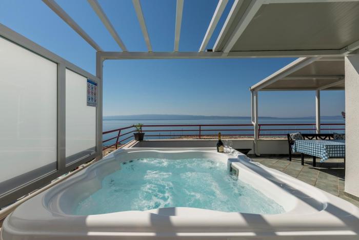 Seaside Penthouse with Hot Tub SKY LIVING