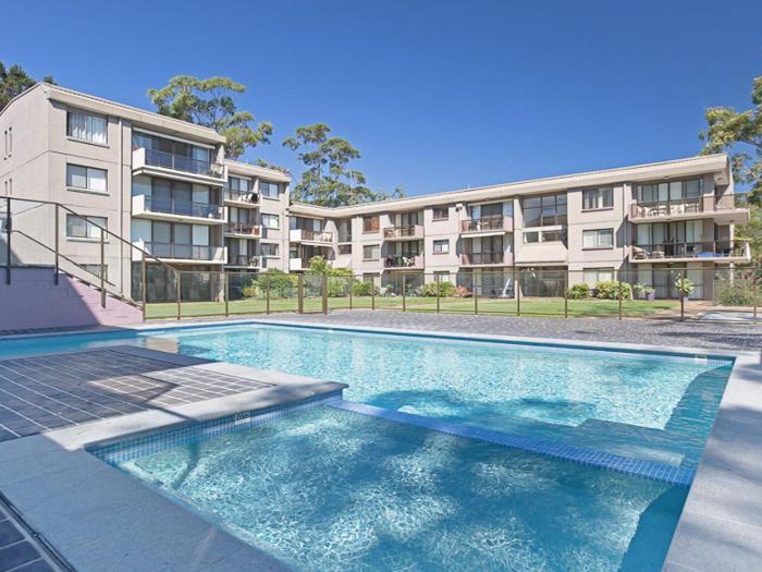 The Poplars, 15,36 Magnus Street - Unit in a great complex with a pool and close to town