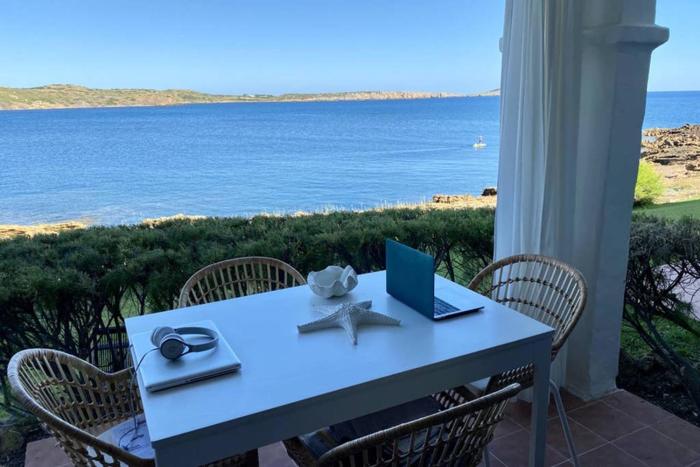 Miravent Terraza y Jardin Frente al mar Menorca