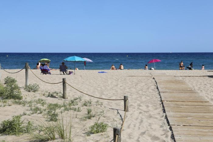 AT143 Completamente equipado, con piscina y cerca de la playa