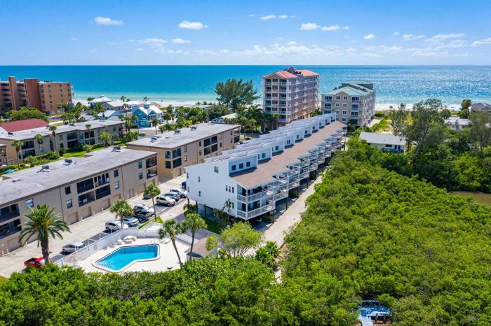 Heated Pool, Steps to Beach Indian Shores Condo!