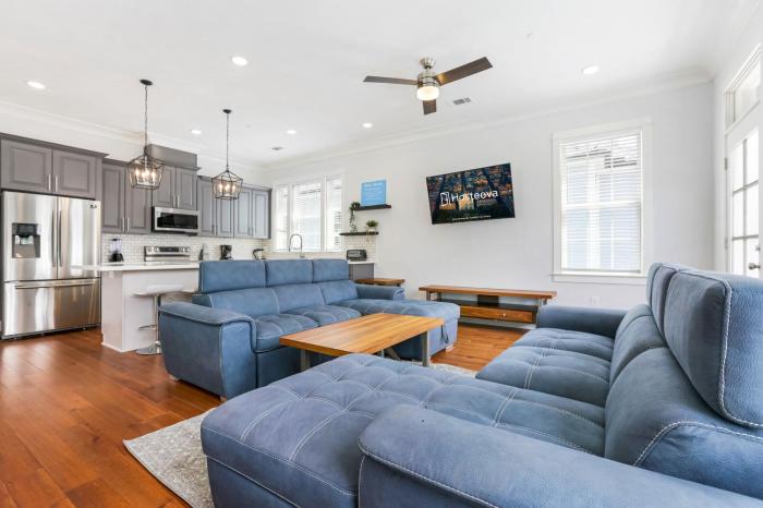 Hosteeva Brand New Condo with a Pool Steps to St Charles Ave