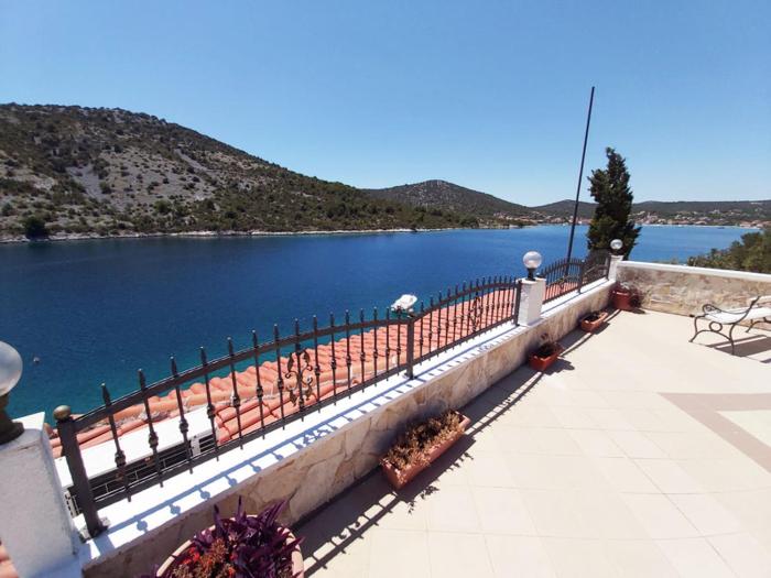 Apartments Carmen Vinisce