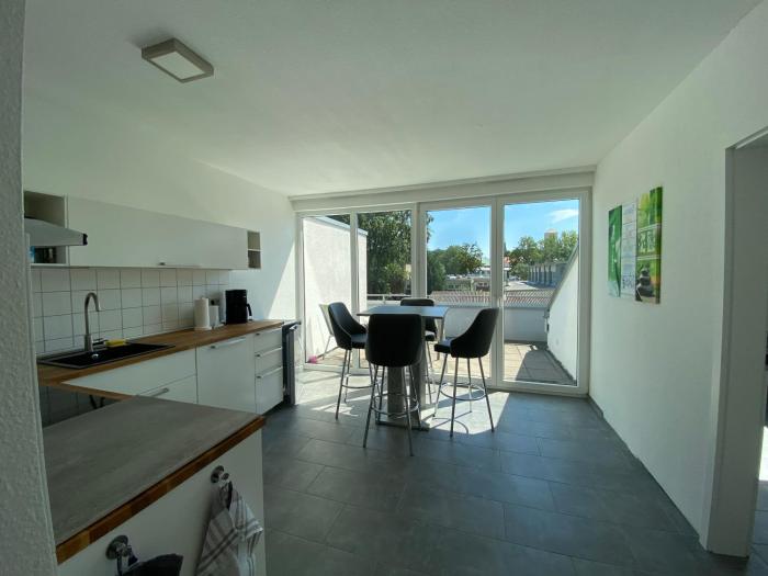 Wohnung mit 2 Einzelzimmer gemeinsamer KüchenBadBalkon-Nutzung