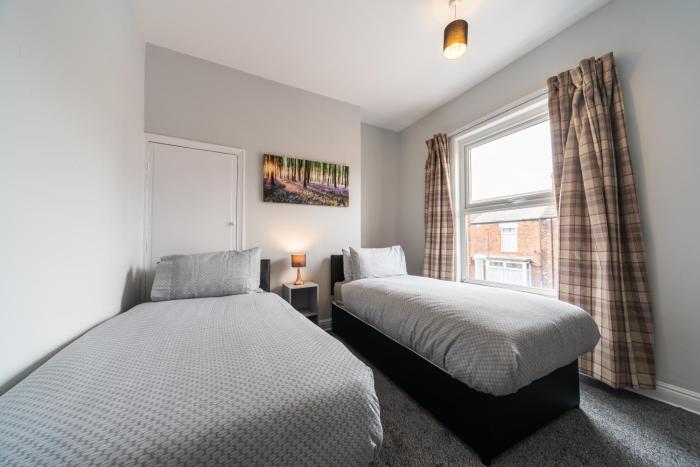 3 Bedroom Hull Sleeps 6 Glam Contractor & Leisure & Families Close to Clough Rd