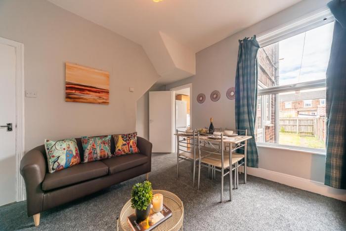 3 Bedroom Hull Sleeps 6 Glam Contractor & Leisure & Families Close to Clough Rd