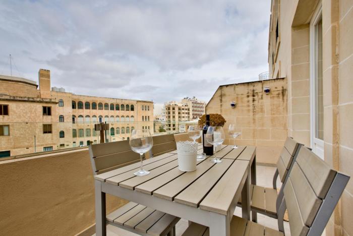 Stunning Sliema 2 Bed Apt Meters Away From Beach