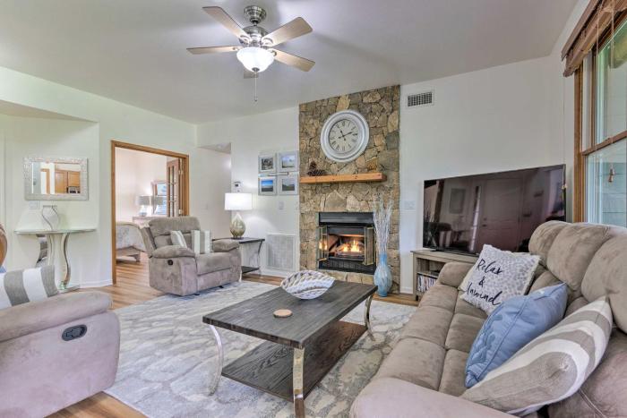 Blue Ridge Mtn Views Condo with Furnished Balcony