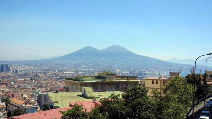 Spacious panoramic apartment - half way Center-Vomero district