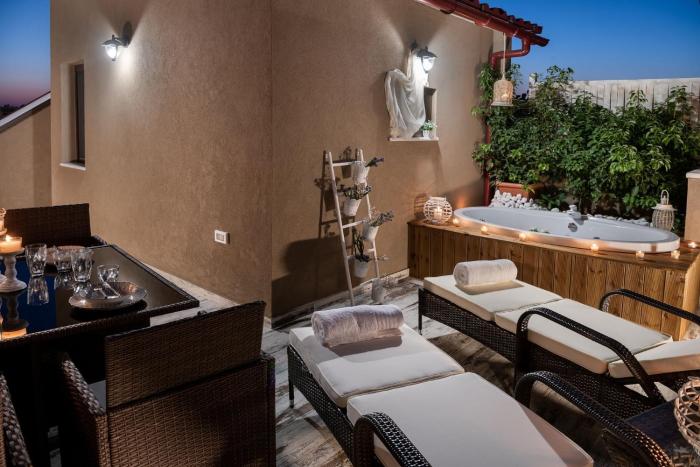 Castello Luxury Residence with Private Jacuzzi