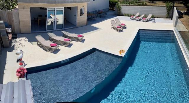 Croliday Apartment with Pool Nin