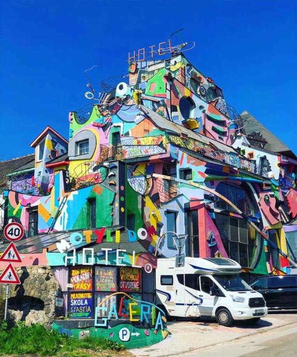 Hotel sebarozvoja s možnosťou získania poznania a inšpirujúcich prostriedkov na uplatňovanie vedomia, premenu seba a prostredia interiéru