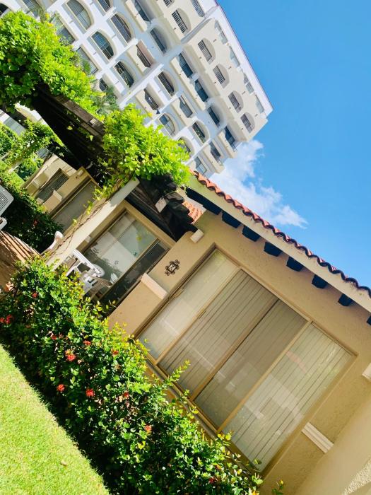 HAB PTa B ÁREA DE VILLAS DENTRO DEL HOTEL Junto al Krystal EN IXTAPA WIFI 2A 1M Con playa