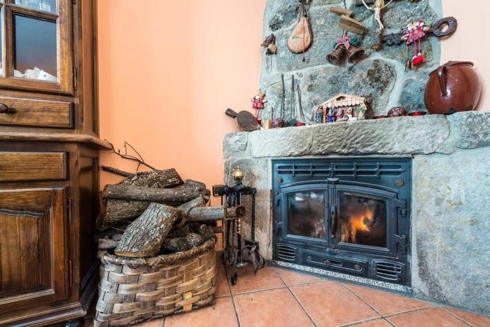 Apartamentos & Casa Rural Boada con Jardin Interior y Barbacoa