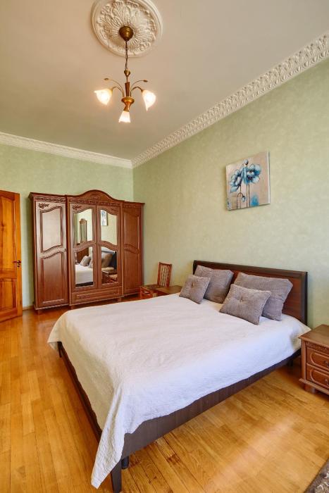 Apartment near Lva Tolstoho Square