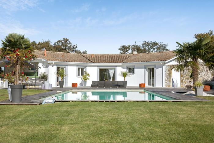 Villa charmante à Saint-Germain-dEsteuil avec piscine privée