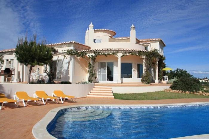 Villa with beautiful see views & spacious garden