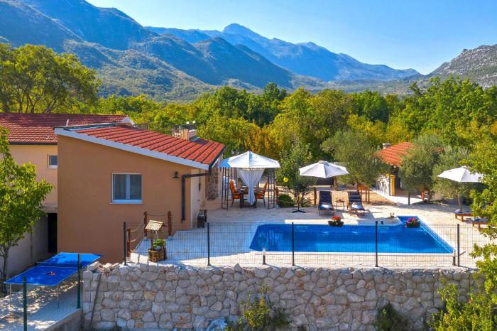 Villa Melita - Heated pool within Nature Park