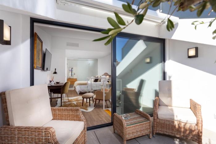 STUPENDO-Three Rooms-Suite with Terrace -Center -Air conditioning
