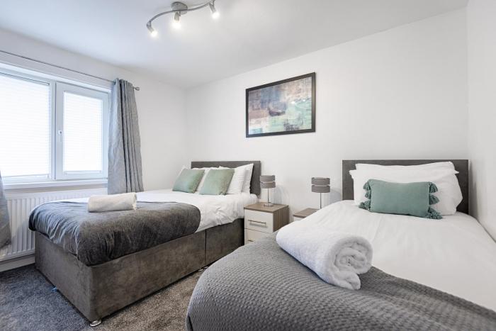 Group-Friendly 3BR Home with Garden Near Swansea Beach